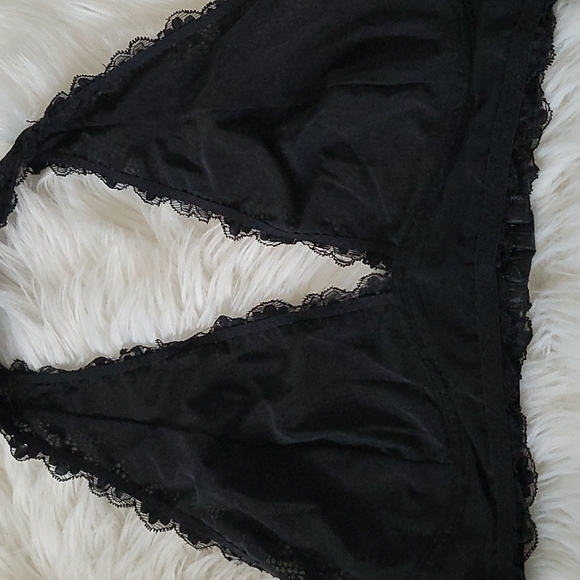 Sheer black lace bralette with adjustable hook and eye closure - Picture 5 of 11